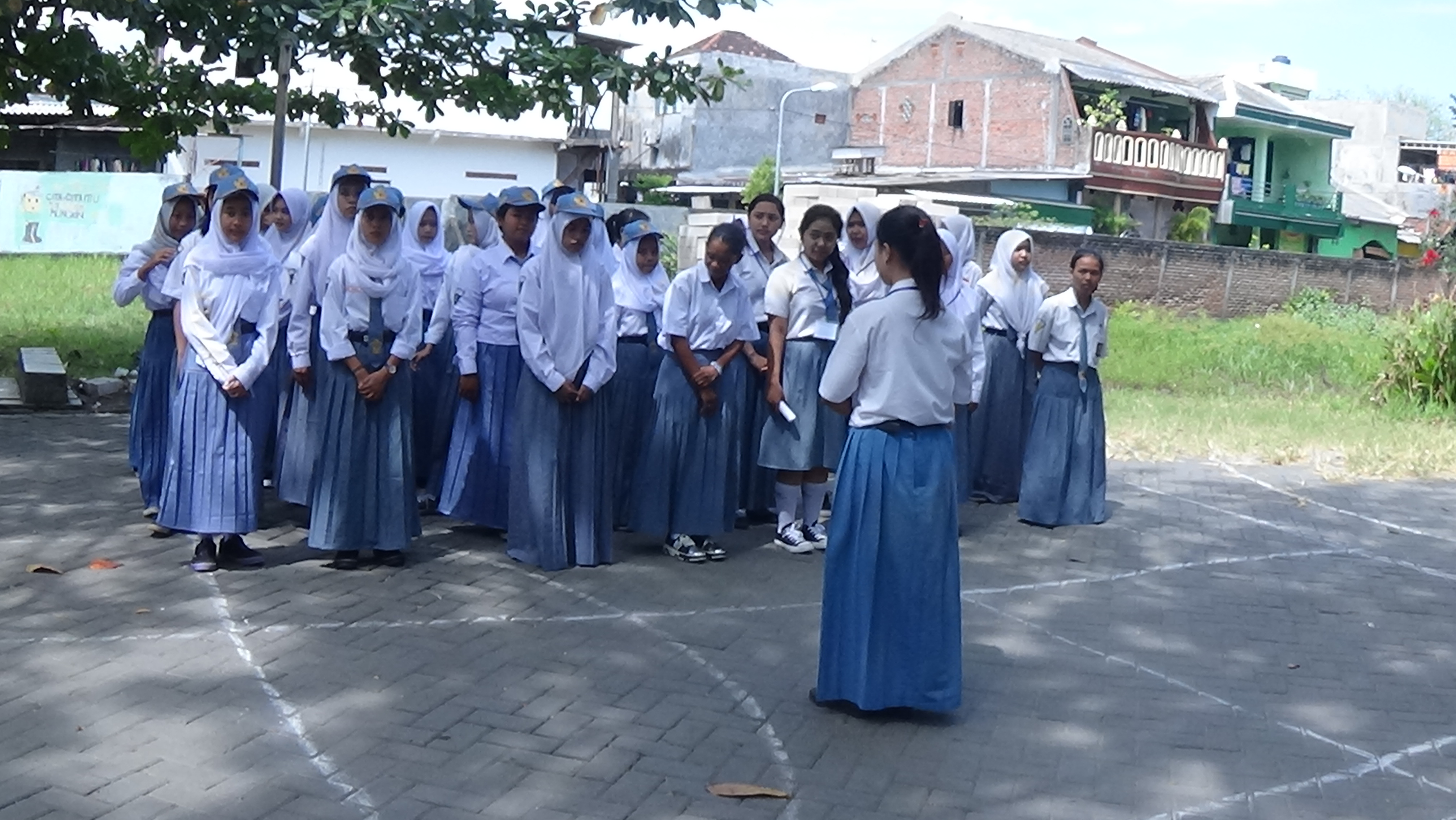 Siswa berbaris rapi di lapangan